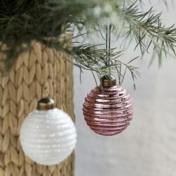 Brandneu ???? House Doctor Lolli Weihnachtskugeln - 6er Set - 6er Set: Ø 6 Cm - Weiß ✔️ 4 Brandneu ???? House Doctor Lolli Weihnachtskugeln - 6er Set - 6er Set: Ø 6 Cm - Weiß ✔️ -House Nordic Shop unnamed file 3723